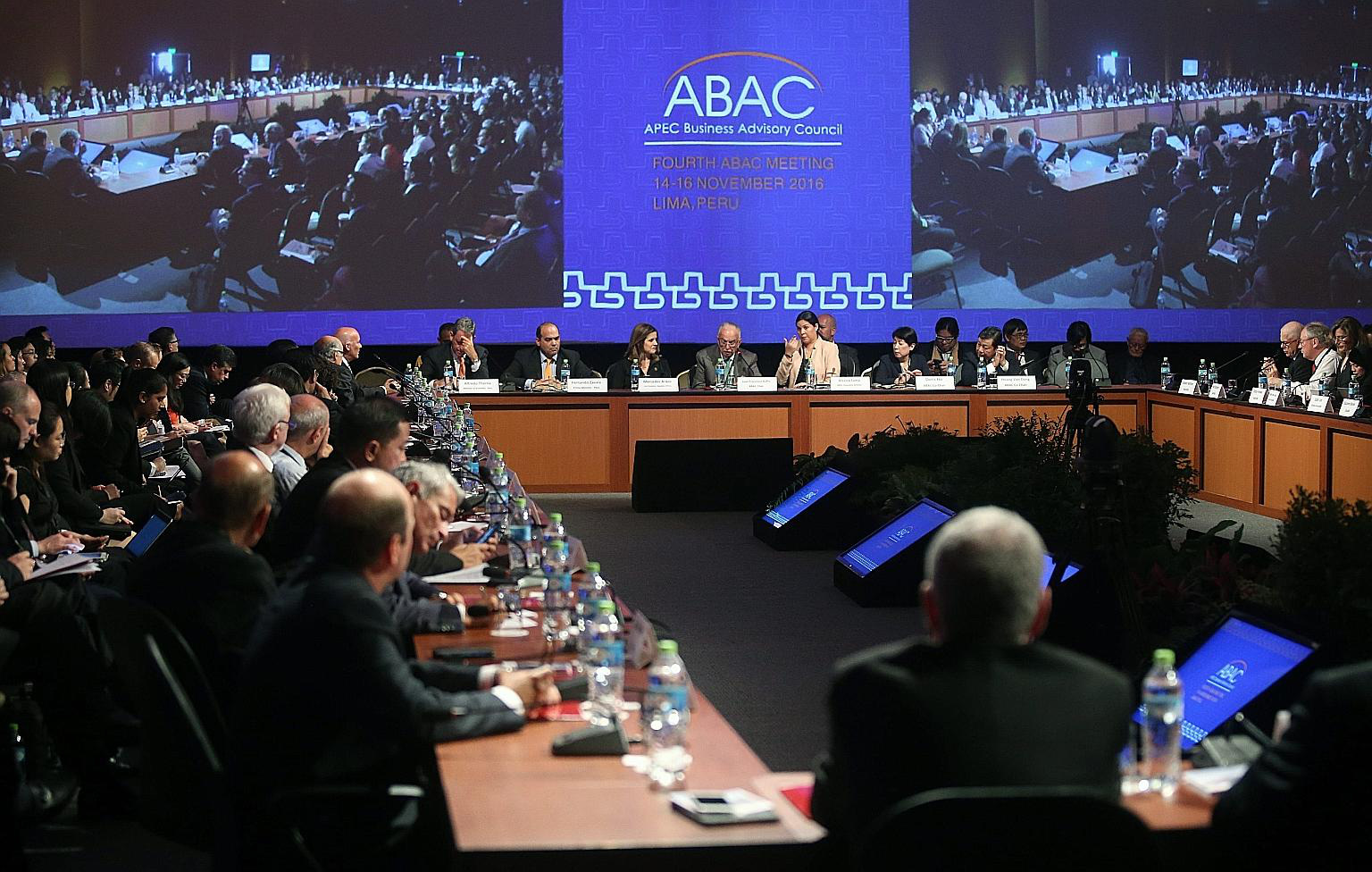 Hội đồng tư vấn kinh doanh APEC (tiếng Anh: APEC Business Advisory Coucil - ABAC) là hội đồng tư vấn cho các nhà lãnh đạo về những vấn đề quan trọng hàng đầu liên quan tới hoạt động kinh doanh trong khu vực. Ảnh minh hoạ.