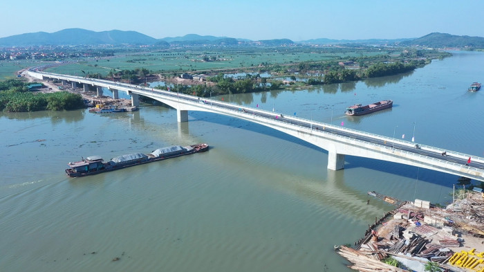 Trong đó, Quảng Ninh đầu tư hạng mục cầu Triều dài 750m và đường dẫn nối với QL18 dài 2,2km, kinh phí 430 tỷ đồng. Phía Hải Dương đầu tư đường dẫn từ cầu Triều đến đường 389 và TX Kinh Môn dài trên 5km, kinh phí 257 tỷ đồng. Công trình được chính thức đi vào hoạt động ngày 1/1/2021.