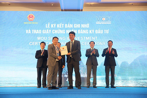 Đại diện Công ty TNHH Công nghiệp Jinko Solar (đứng bên phải) tại KCN Sông Khoai nhận giấy chứng nhận đăng ký đầu tư Dự án Kho Jinko Solar Việt Nam (Jinko 3), với tổng mức đầu tư 35,56 triệu USD. Ảnh: Thu Lê.