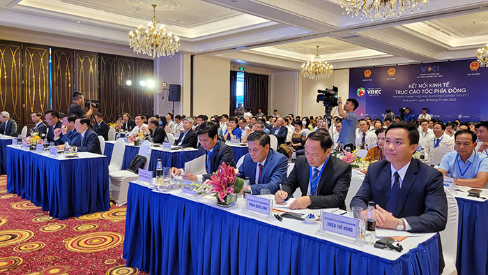 Diễn đàn Kết nối kinh tế trục cao tốc phía Đông còn có sự tham gia của gần 300 địa biểu là đại diện các hiệp hội doanh nghiệp trong nước và quốc tế, lãnh đạo các doanh nghiệp trong nước và các doanh nghiệp APEC 
