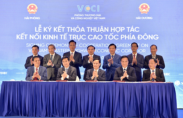 Để tận dụng lợi thế về hạ tầng giao thông đồng bộ, hiện đại và hoàn chỉnh, mới đây Quảng Ninh cùng với Hải Phòng, Hải Dương, Hưng Yên cùng ký kết thoả thuận kết nối kinh tế trục cao tốc phía Đông.