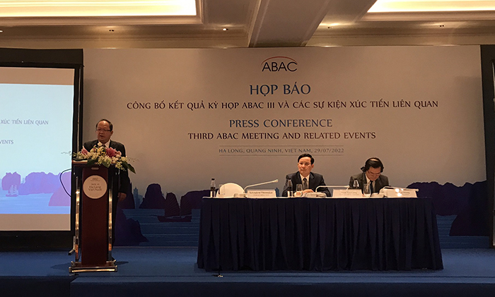 Chủ tịch ABAC cho năm 2022 và Chủ tịch Liên đoàn các ngành công nghiệp Thái Lan, ông Kriengkrai Thiennukul  công bố kết quả của kỳ họp ABAC III. Ảnh: Thu Lê.