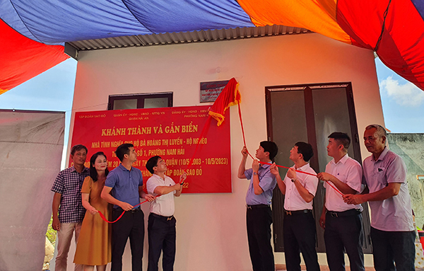hỉ sau hơn 1 tháng gấp rút triển khai xây dựng, ngôi nhà mái ấm đầu tiên do Tập đoàn Sao Đỏ tài trợ đã được trao đến tay bà Hoàng Thị Luyến tại quận Hải An