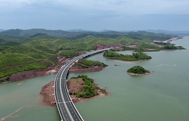 Cao tốc Vân Đồn – Móng Cái được đưa vào hoạt động từ 1/9 tới đây là động lực tăng trưởng mới của Quảng Ninh.