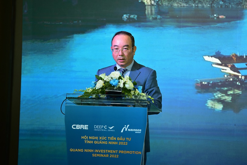 Ông Châu Thành Hưng, Phó Trưởng ban Ban Quản lý Khu kinh tế Quảng Ninh thông tin về môi trường đầu tư của Quảng Ninh tới các nhà đầu tư.
