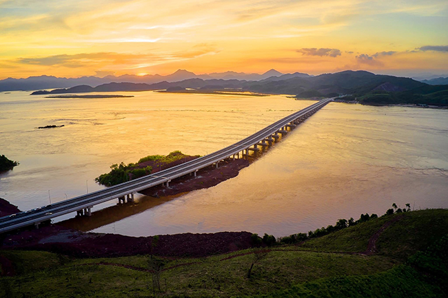 Vân Tiên là cây cầu vượt biển dài nhất tỉnh Quảng Ninh, dài 1.515m.