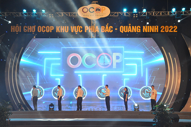 Tối ngày 31/8, tại thành phố Hạ Long, tỉnh Quảng Ninh đã khai mạc Hội chợ Ocop khu vực phía Bắc - Quảng Ninh để phục vụ người dân và du khách. Ảnh: Thu Lê.