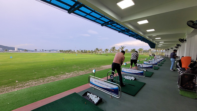 Sân golf Tuần Châu 18 lỗ  sản phẩm du lịch mới được Tập đoàn Tuần Châu đầu tư và đưa vào sử dụng.