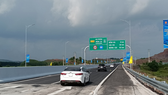 Trục cao tốc chạy dọc tỉnh Quảng Ninh dài 176 km kết nối với các trung tâm logistics lớn như Cảng Quốc tế Lạchj Huyện, Cảng hàng không quốc tế Vân Đồn, Cửa khẩu quốc tế Móng Cái.