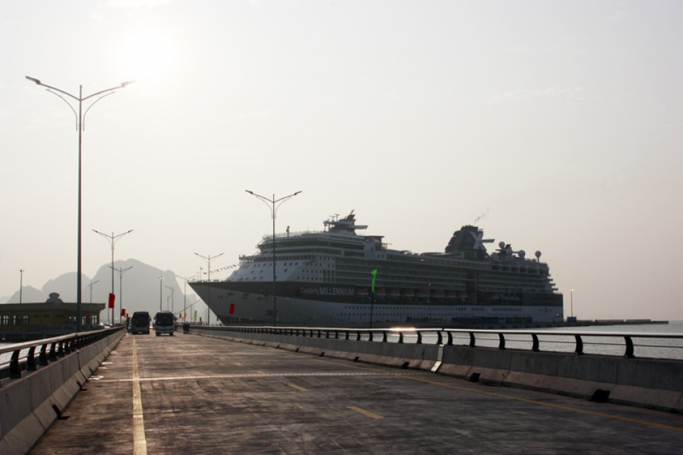 Cảng tàu khách quốc tế Hạ Long là cảng tàu khách du lịch quốc tế chuyên biệt đầu tiên của Việt Nam, được thiết kế đón tàu có tải trọng lớn nhất lên đến 225.000 GRT
