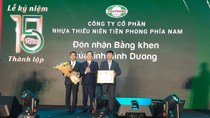 Ông Nguyễn Văn Dành, Tỉnh uỷ viên, Phó Chủ tịch UBND tỉnh BÌnh Dương (ở giữa) trao tặng bằng khen cho Nhựa Tiền Phong phía Nam.