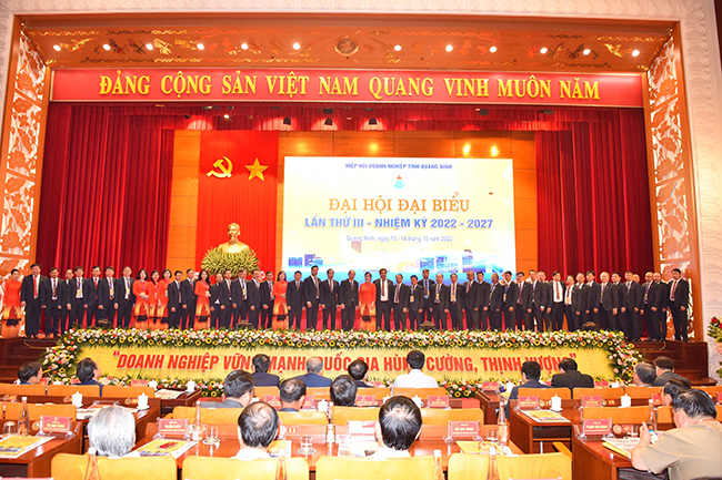 Ban chấp hành Hiệp hội doanh nghiệp tỉnh Quảng Ninh ra mắt Đại hội.
