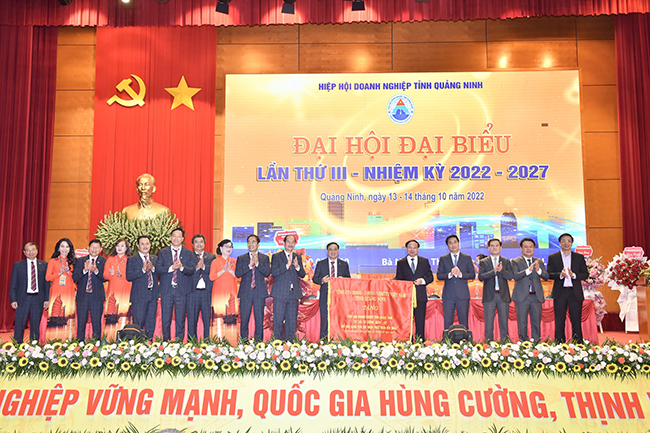 Tỉnh Quảng NInh tặng bức trướng cho Hiệp hội doanh nghiệp tỉnh Quảng NInh, ghi nhận những đóng góp tích cực của Hiệp hội đối với sự phát triển chung của tỉnh Quảng Ninh trong nhiệm kỳ 2017-2022 của Hiệp hội.