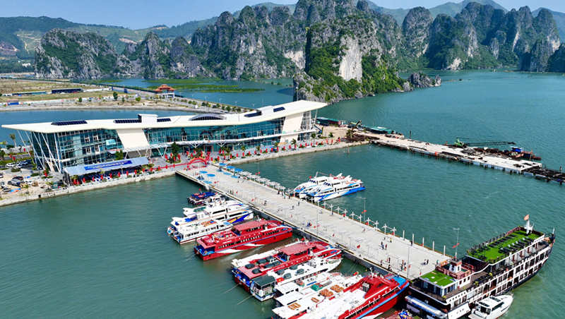 Bến cảng Cao cấp Ao Tiên là cảng khách chuyên dùng phục vụ vận tải du lihcj tuyến Vân Đồn đi các đảo và các điểm tham quan trên vịnh Bái Tử Long. Nguồn ảnh: Báo Quảng Ninh.