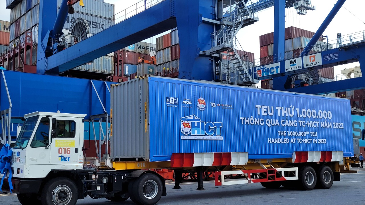 Sau hơn 5 năm đi vào hoạt động, ngày 9/11/2022, Cảng TC_HICT đã đón TEU thứ 1 triệu thông qua. Ảnh: Thu Lê.