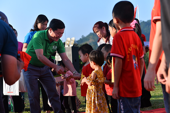 Nhiều phần quà ý nghĩa đã được Nhựa Tiền Phong gửi tặng đến các thầy cô, người dân và các em học sinh tại xã Vinh Quang.