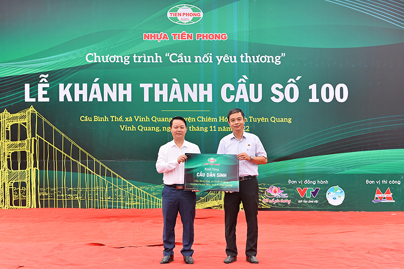 Ông Trần Ngọc Bảo, Phó Tổng giám đốc Công ty Nhựa Tiền Phong (bên phải) trao tặng lại cây 