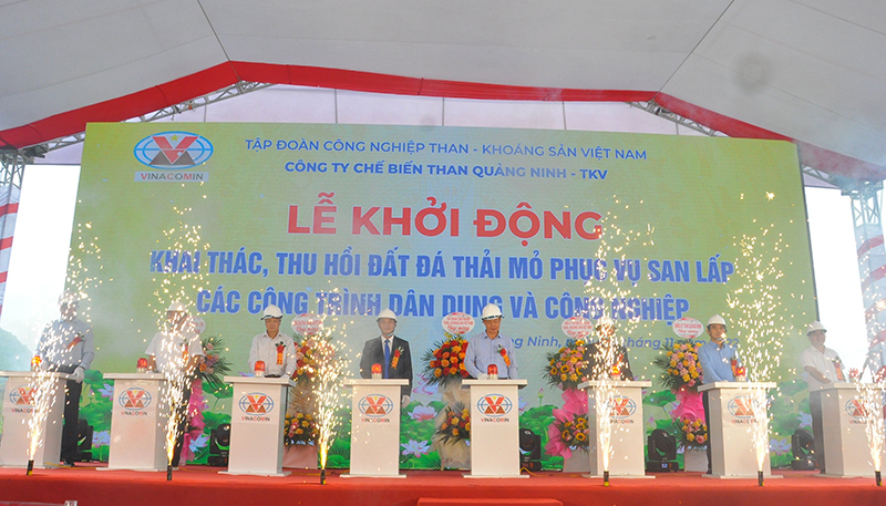 Các đại biểu Lễ khởi động Khai thác, thu hồi đất đá thải mỏ phục vụ san lấp các công trình dân dụng và công nghiệp tại Quảng Ninh.