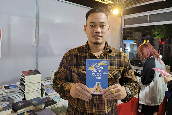 Anh Nguyễn Thanh Tân, du khách đến từ thành phố Hồ Chí Minh vui mừng vì đã chọn cho mình được 1 cuốn sách tại Hội sách ở Quảng Ninh.
