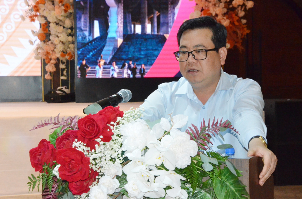 Hoàng Bá Nam, Bí thư Thành ủy Móng Cái tham luận tại buổi tọa đàm.
