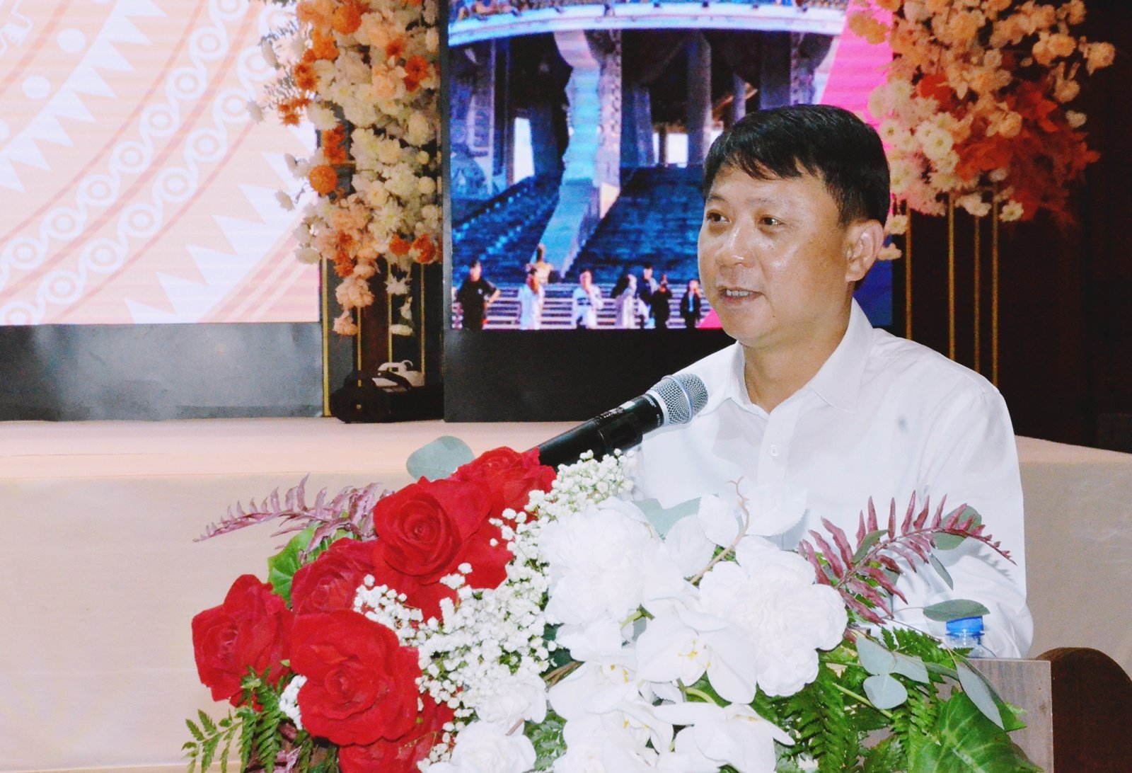 Phó Giáo sư, TS. Nguyễn Ngọc Hà, Phó Tổng Biên tập Tạp chí Cộng sản phát biểu tại buổi tọa đàm.
