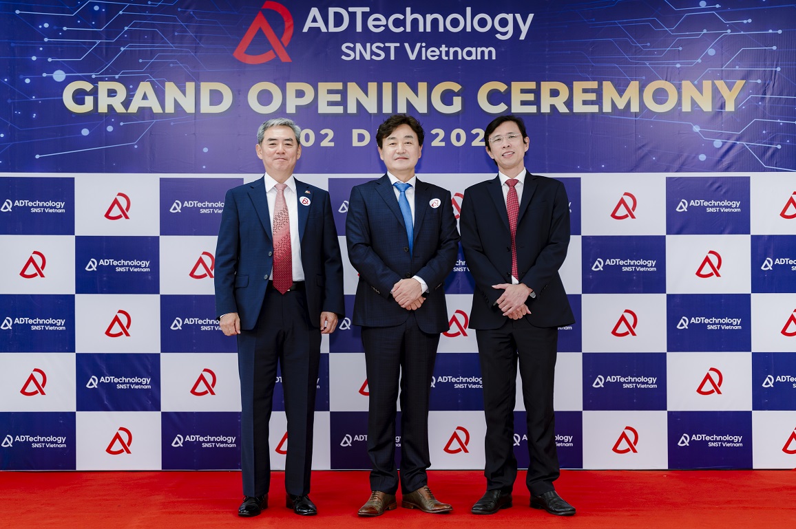 Dự lễ khánh thành chi nhánh thứ 2 tại Việt Nam của ADT Group, có sự diện diện của  Chủ tịch Kocham, CEO ADTechnology & SNST Việt Nam và Trưởng ban SHTP (từ trái qua phải).