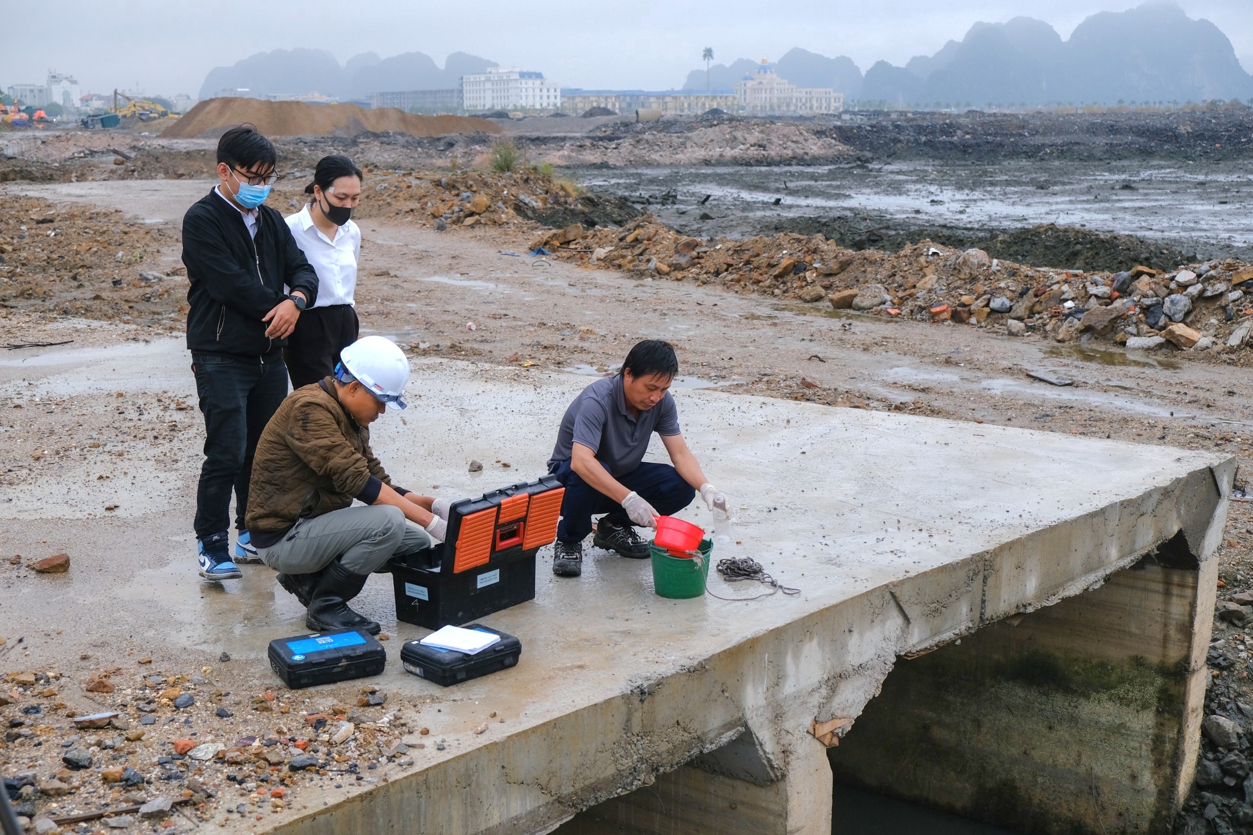 Trung tâm Quan trắc Tài nguyên môi trường Quảng Ninh lấy mẫu nước để phân tích.