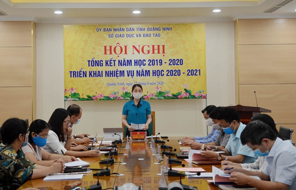 Bà Nguyễn Thị Thúy, Giám đốc Sở GD-ĐT tỉnh Quảng Ninh phát biểu tại một hội nghị.