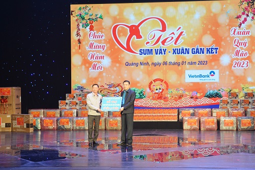 Ông Lê Văn Ánh, Phó Chủ tịch HĐND tỉnh Quảng Ninh trao kinh phí hỗ trợ, chăm lo Tết cho công nhân lao động..