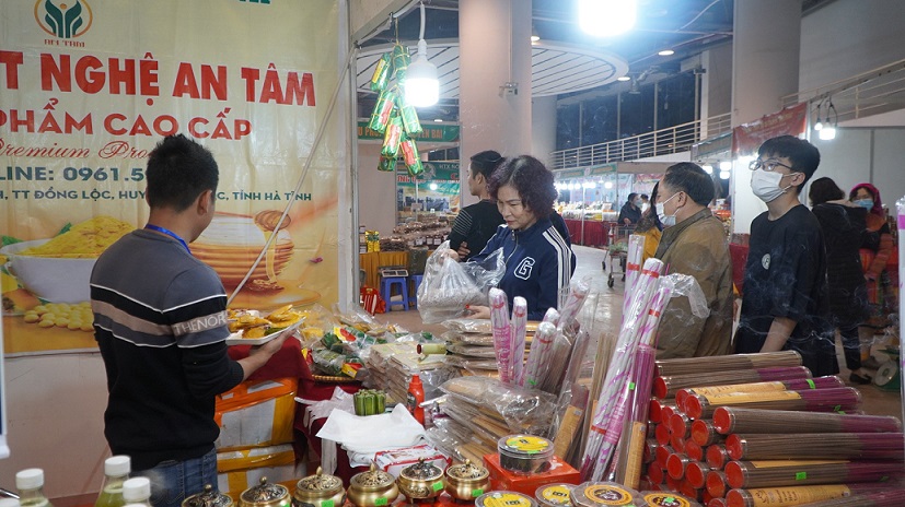 Ngay từ ngày đầu hội chợ diễn ra đã thu hút đông đảo người dân tới thăm quan, mua sắm.