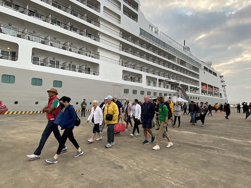 Ngày mùng 1 Tết Nguyên đán 2023, Quảng Ninh đã đón 500 khách quốc tế du lịch bằng tàu biển. Ảnh: Thu Lê.