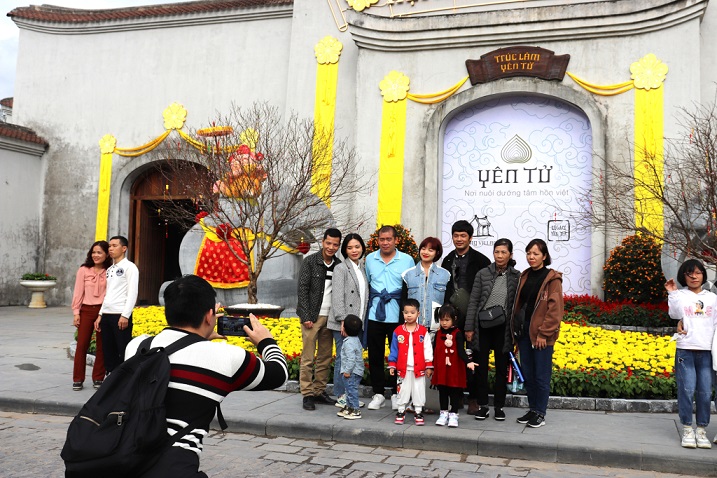 Du khách du xuân tại Yên Tử ngày đầu năm mới.