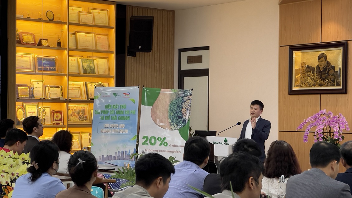 Ông Phạm Hồng Điệp, Chủ tịch HĐQT Công ty CP Shinec chia sẻ những giải pháp tiết kiệm năng lượng mà KCN Nam Cầu Kiền đang áp dụng.
