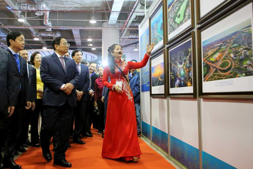  Thủ tướng Chính phủ cùng các đại biểu tham quan không gian triển lãm ảnh.