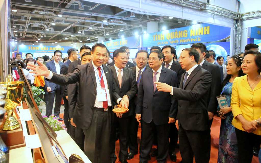 Thủ tướng Chính phủ Phạm Minh Chính cùng các đại biểu tham quan gian hàng trưng bày sản phẩm của tỉnh Quảng Ninh.