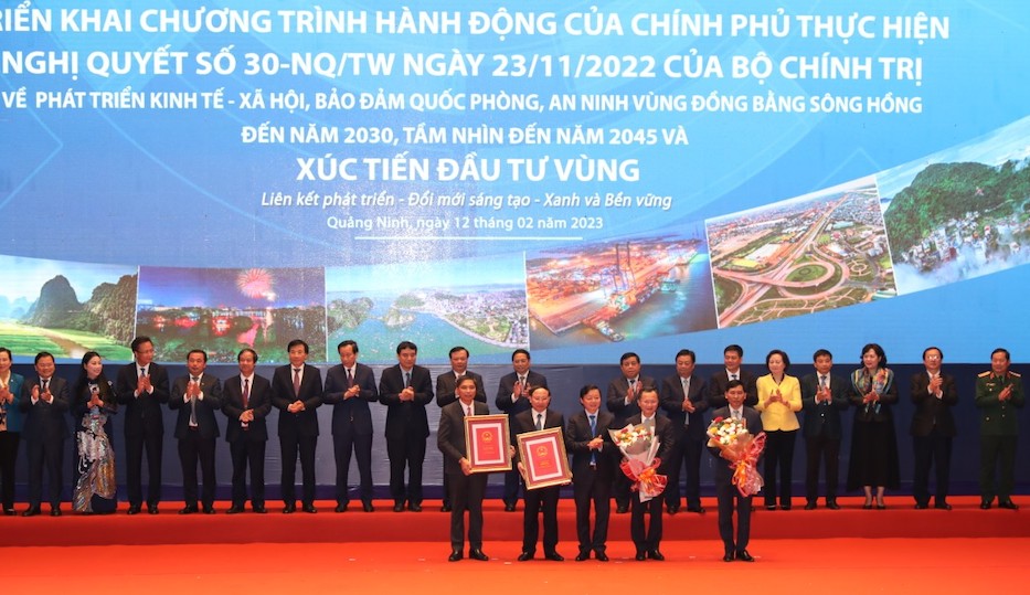 trong khuôn khổ Hội nghị triển khai Chương trình hành động của Chính phủ thực hiện Nghị quyết 30 đã diễn ra lễ công bố và trao Quyết định 02 Quy hoạch cho tỉnh Quảng Ninh.