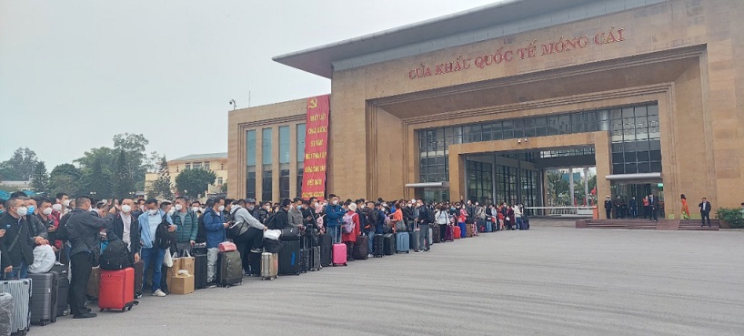 Từ sáng sớm, hàng dài người Trung Quốc đã tập trung để làm thủ tục xuất nhập cảnh về nước tại Cửa khẩu Quốc tế Móng Cái ngày 8.1