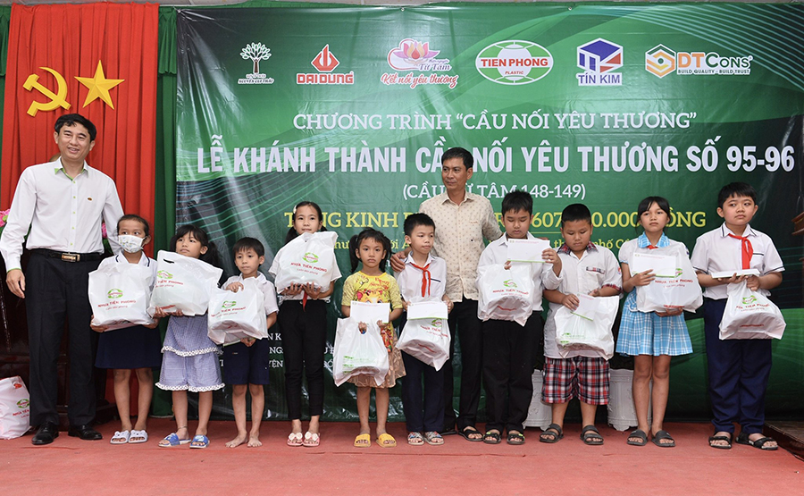 Đại diện cho Nhựa Tiền Phong, ông Phạm Đức Chất (ngoài cùng bên trái) đã trao 20 phần quà cho các cháu học sinh có hoàn cảnh khó khăn.