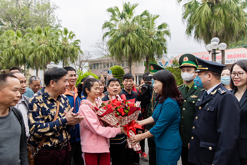 Bà Nguyễn Thu Hương - Phó Chủ tịch UBND thành phố Móng Cái tặng hoa đoàn du khách đầu tiên nhập cảnh qua Cửa khẩu quốc tế Móng Cái ngày 15/3.