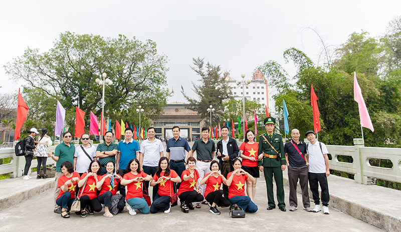 trong sáng ngày 15/3 cũng có một số đoàn khách Việt Nam sang Trung Quốc du lịch