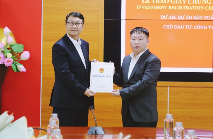 Lãnh đạo Ban Quản lý Khu kinh tế Quảng Ninh trao giấy chứng nhận đầu tư Dự án sản xuất dây đai an toàn ô tô tại KCN Sông Khoai, TX Quảng Yên.
