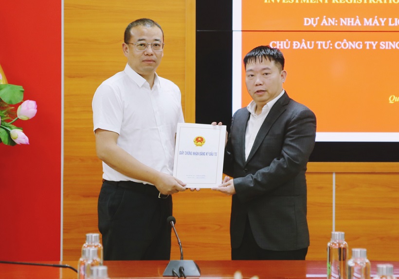 Lãnh đạo Ban Quản lý Khu kinh tế Quảng Ninh trao Giấy chứng nhận đầu tư Dự án Dự án Nhà máy Lioncore Việt Nam 2 tại KCN Đông Mai, TX Quảng Yên.