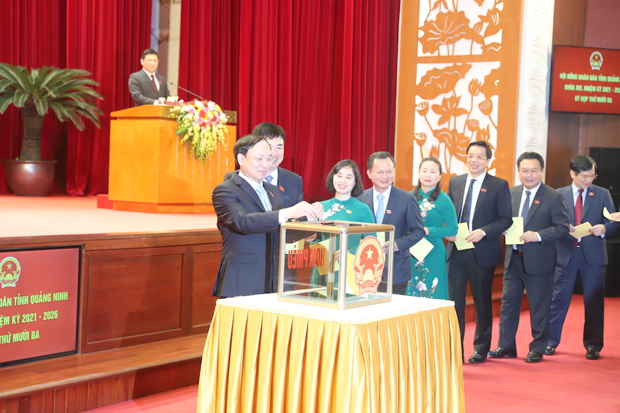 Các đại biểu bỏ phiếu bầu Phó chủ tịch UBND tỉnh mới tại Kỳ họp thứ 13 của HĐND tỉnh Quảng Ninh.
