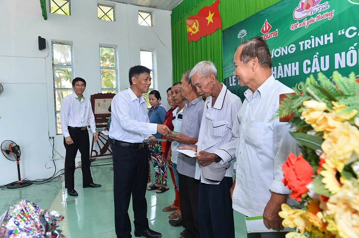 Nhựa Tiền Phong đã trao tặng 30 xuất quà cho người dân.
