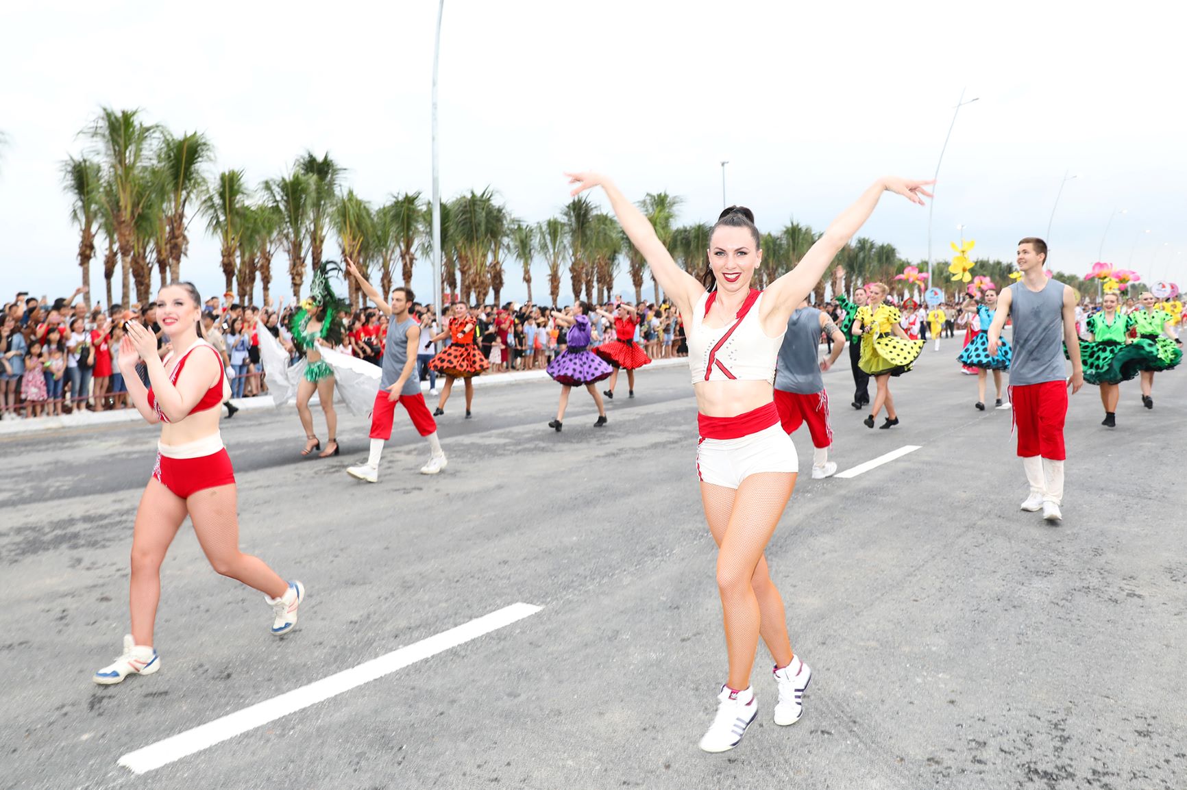 Carnaval Hạ Long luôn là một sản phẩm du lịch hấp dẫn du khách mỗi dịp hè về.