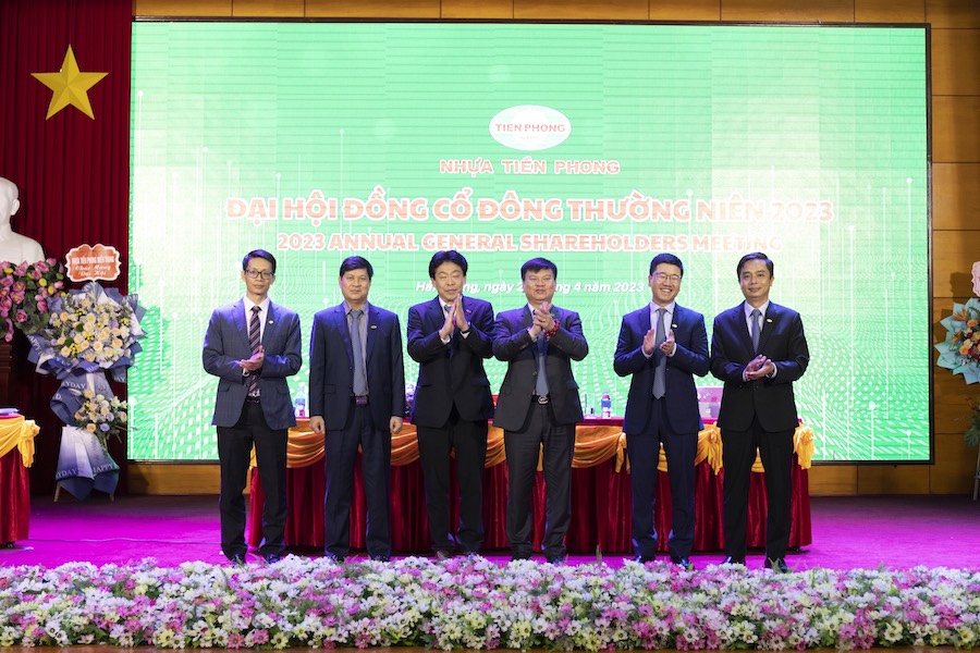 Ông Bùi Đức Long, Trưởng ban tổ cức của SCIC (ngoài cùng bên trái) dược bầu làm thành viên HĐQT mới của Nhựa Tiền Phong.