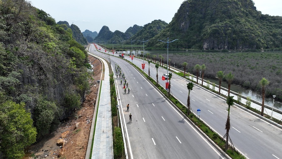 Cùng với tuyến đường Trần Quốc Nghiễn, đường bao biển Hạ Long - Cẩm Phả hoàn thành 6 làn xe sẽ trở thành trục cảnh quan đồng bộ 6 làn xe kéo dài từ cầu Bãi Cháy (TP Hạ Long) đến trung tâm TP Cẩm Phả dài hơn 30km.