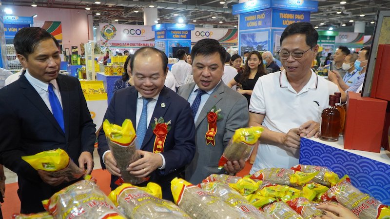 Hội chợ OCOP Quảng Ninh - Hè 2023 quy mô trên 370 gian hàng từ tối 28/4 và diễn ra đến hết ngày 3/5/2023. Ảnh: Thu Lê.