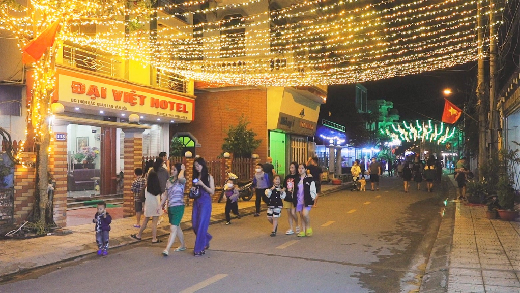 Nhân dân và du khách tại tuyến phố đi bộ xã Quan Lạn. Ảnh: TTTT-VH huyện Vân Đồn.