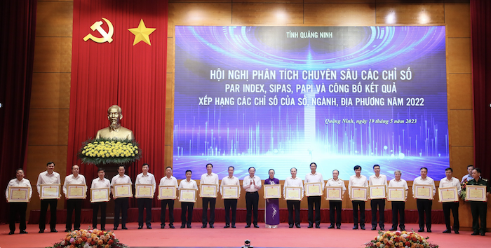 Bí thư Tỉnh uỷ Quảng Ninh trao bằng khen cho 12 tập thể có thành tích xuất sắc trong việc nâng cao Chỉ số đo lường sự hài lòng của người dân, tổ chức đối với sự phục vụ của cơ quan hành chính nàh nước năm 2022. Ảnh: Minh Hà.